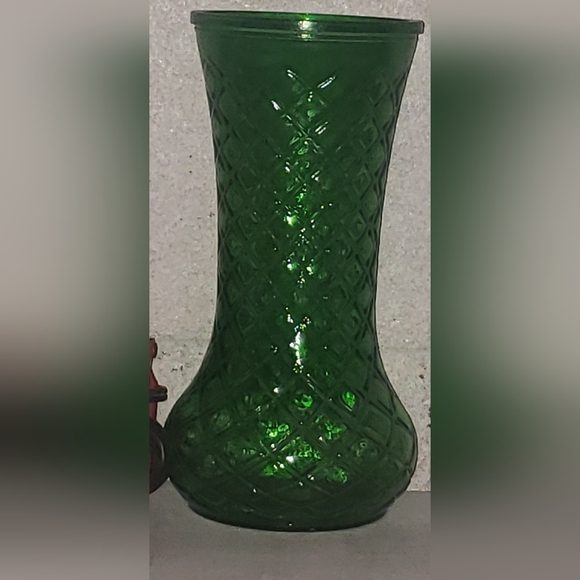 Green vase - Picture 1 of 2